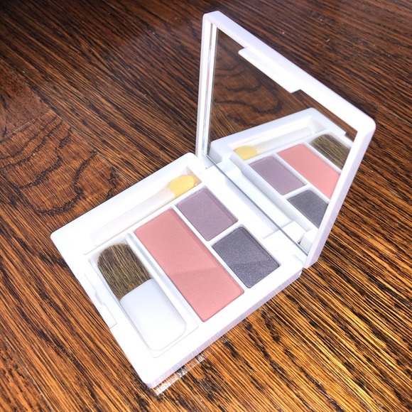 Clinique Eyeshadows and Blush Palette - Picture 2 of 5